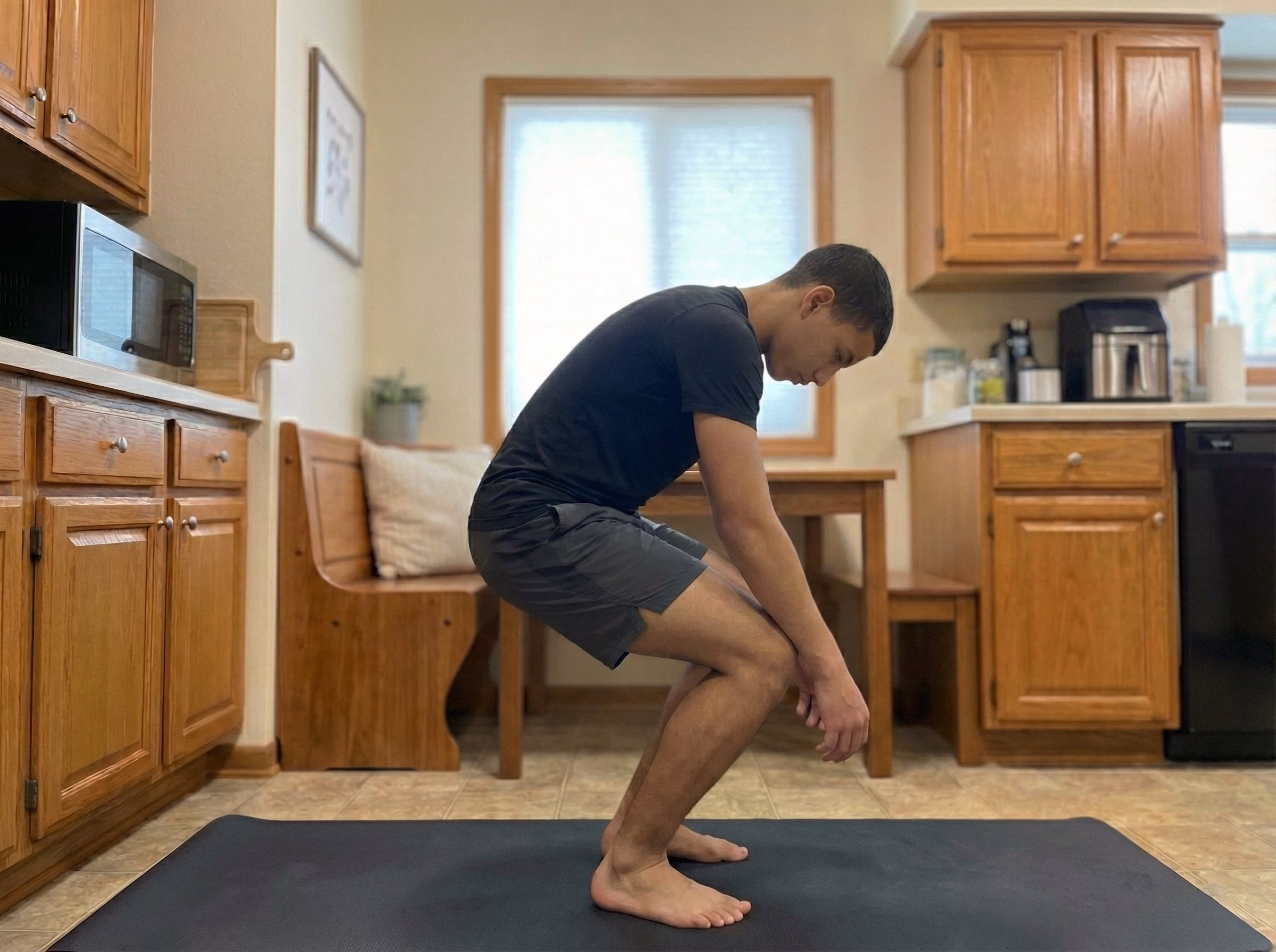 Mistake – Deep squat with rounded spine and collapsed posture