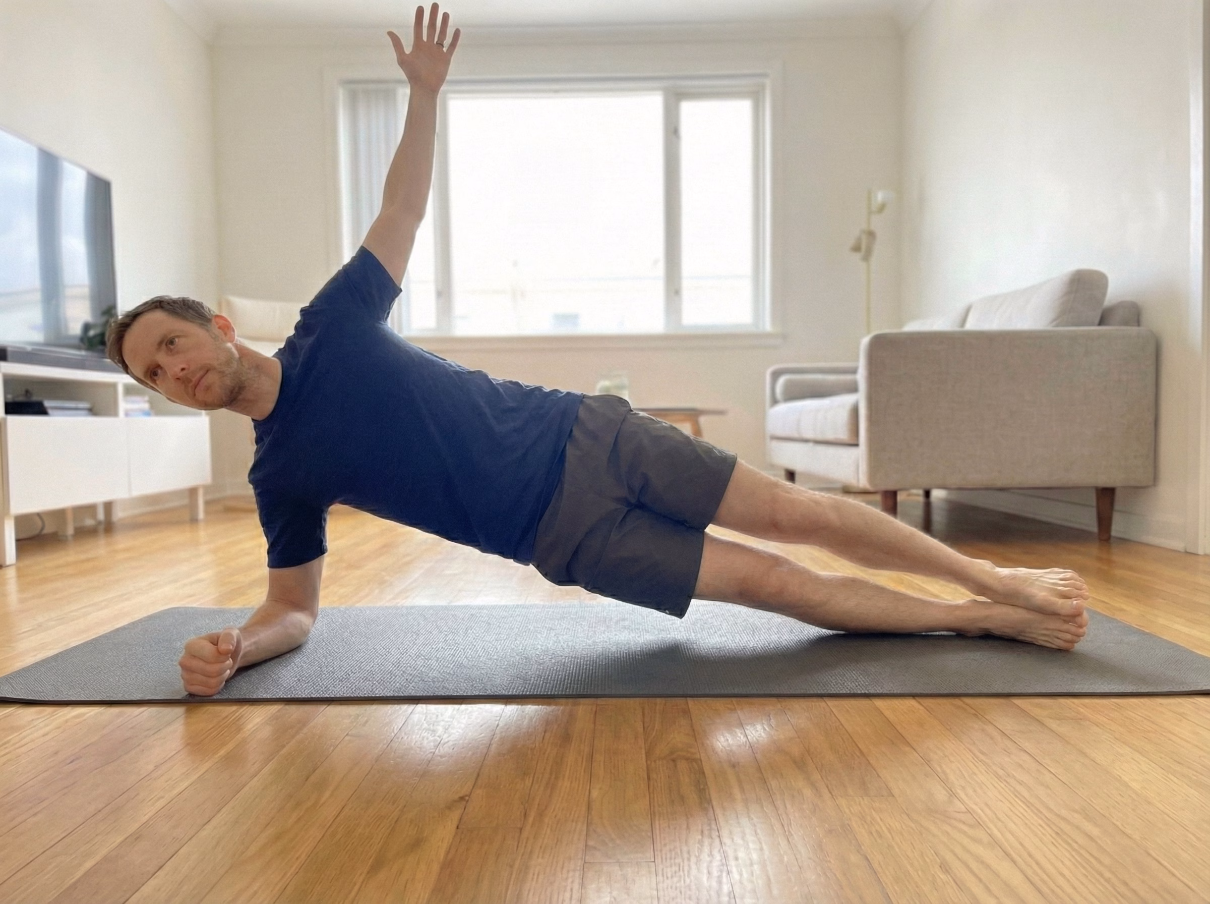 Staggered-feet side plank variation